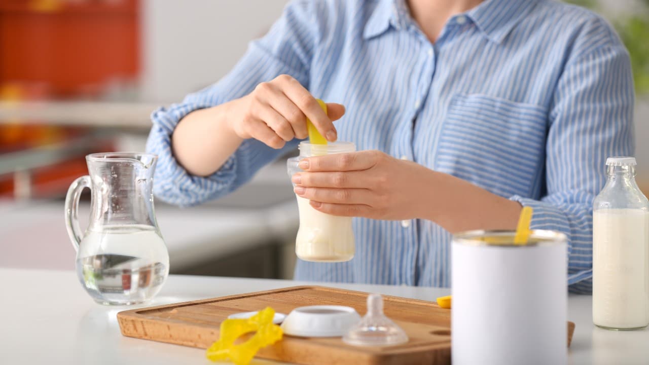 ¿Qué es mejor para la preparación de la fórmula infantil, el agua del grifo o embotellada?