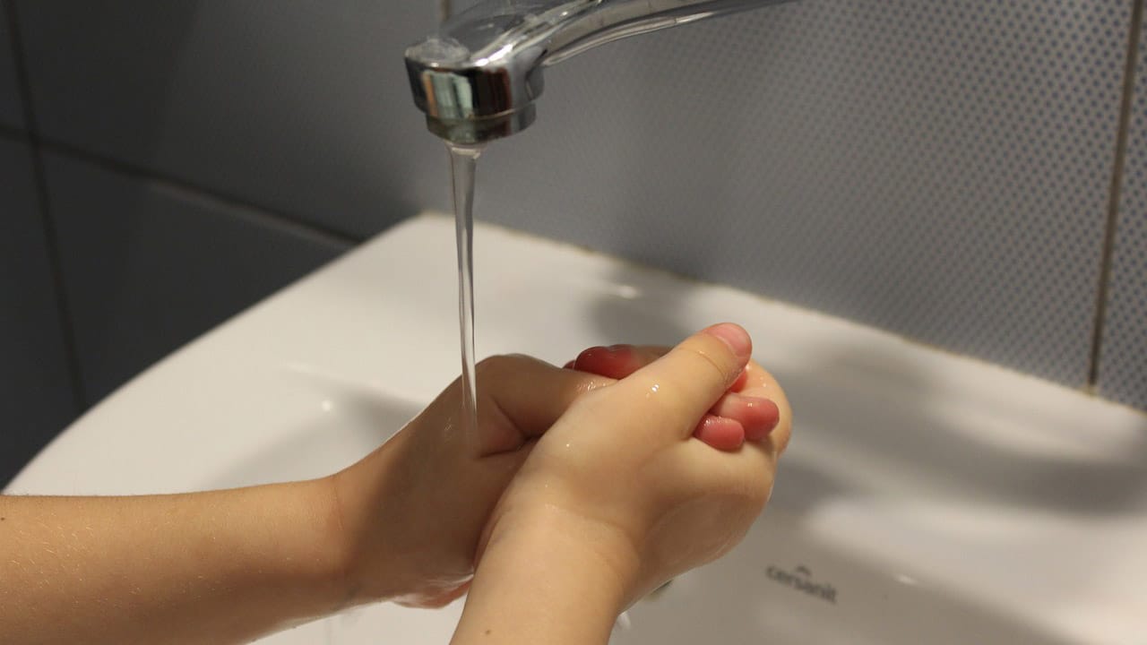 ¿Cómo puedes enseñarles a los niños a combatir los gérmenes?