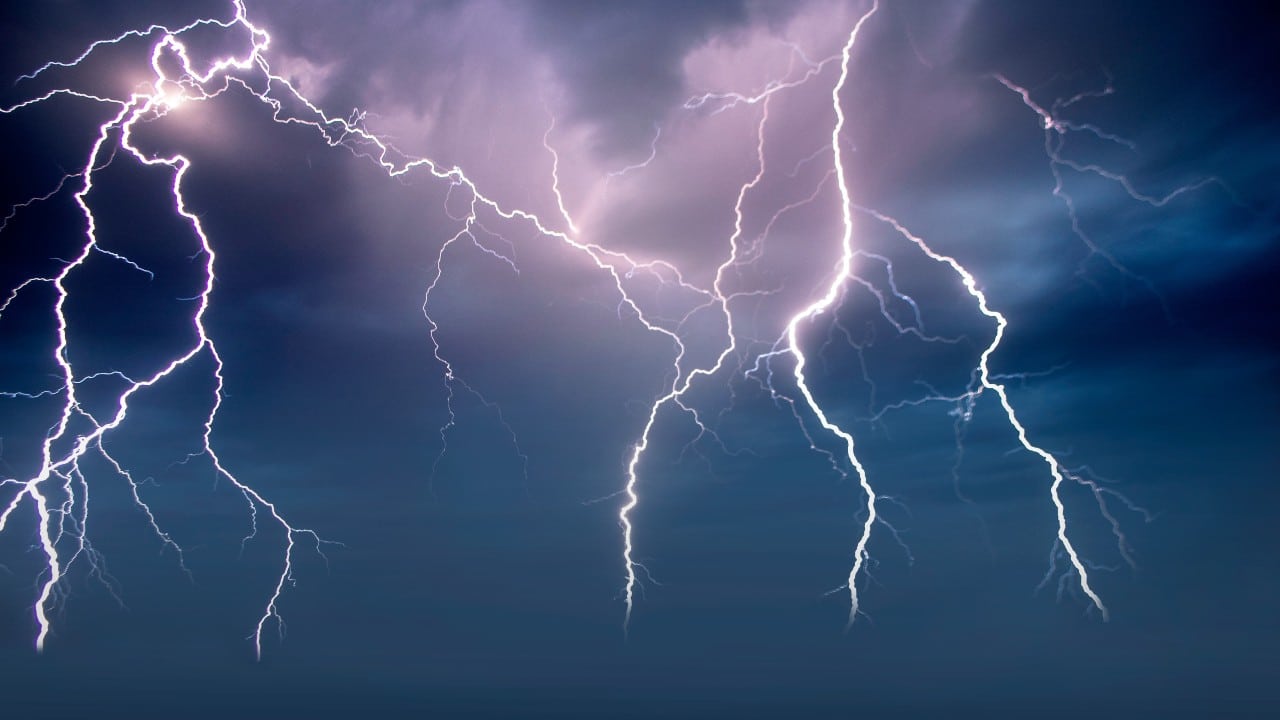 ¿Truena y relampaguea? Cómo protegerte de una tormenta eléctrica