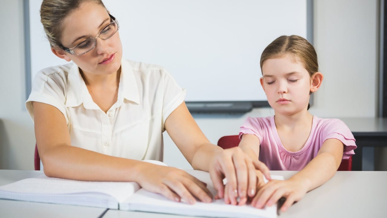Consejos para educar a un niño con discapacidad visual