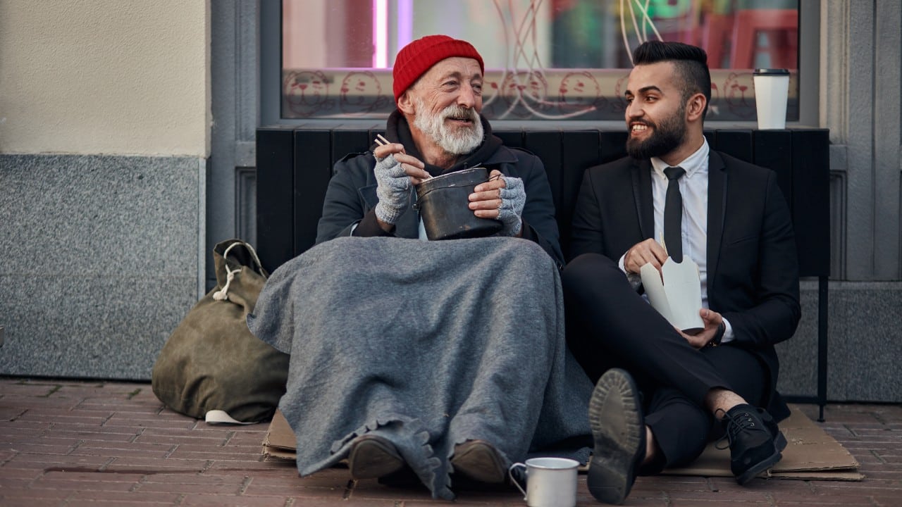 Para ser feliz, es mejor ser generoso que tener mucho dinero