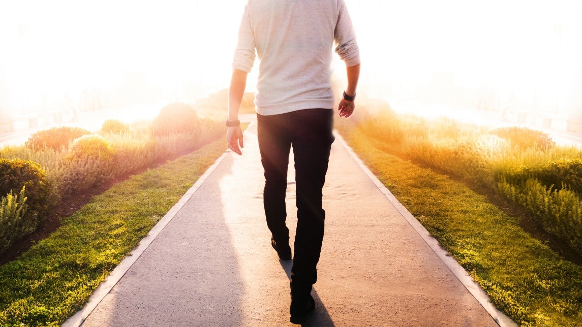 Caminar disminuye el riesgo de ACV en los hombres mayores
