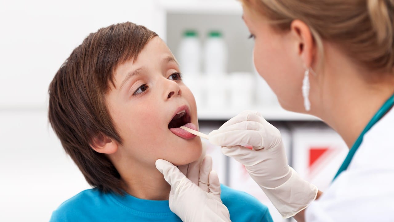 Lo que debes saber acerca del dolor de garganta en un niño