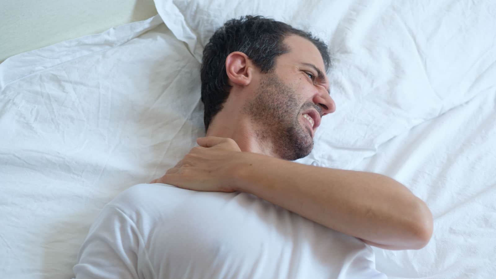 hombre dolor en el cuello