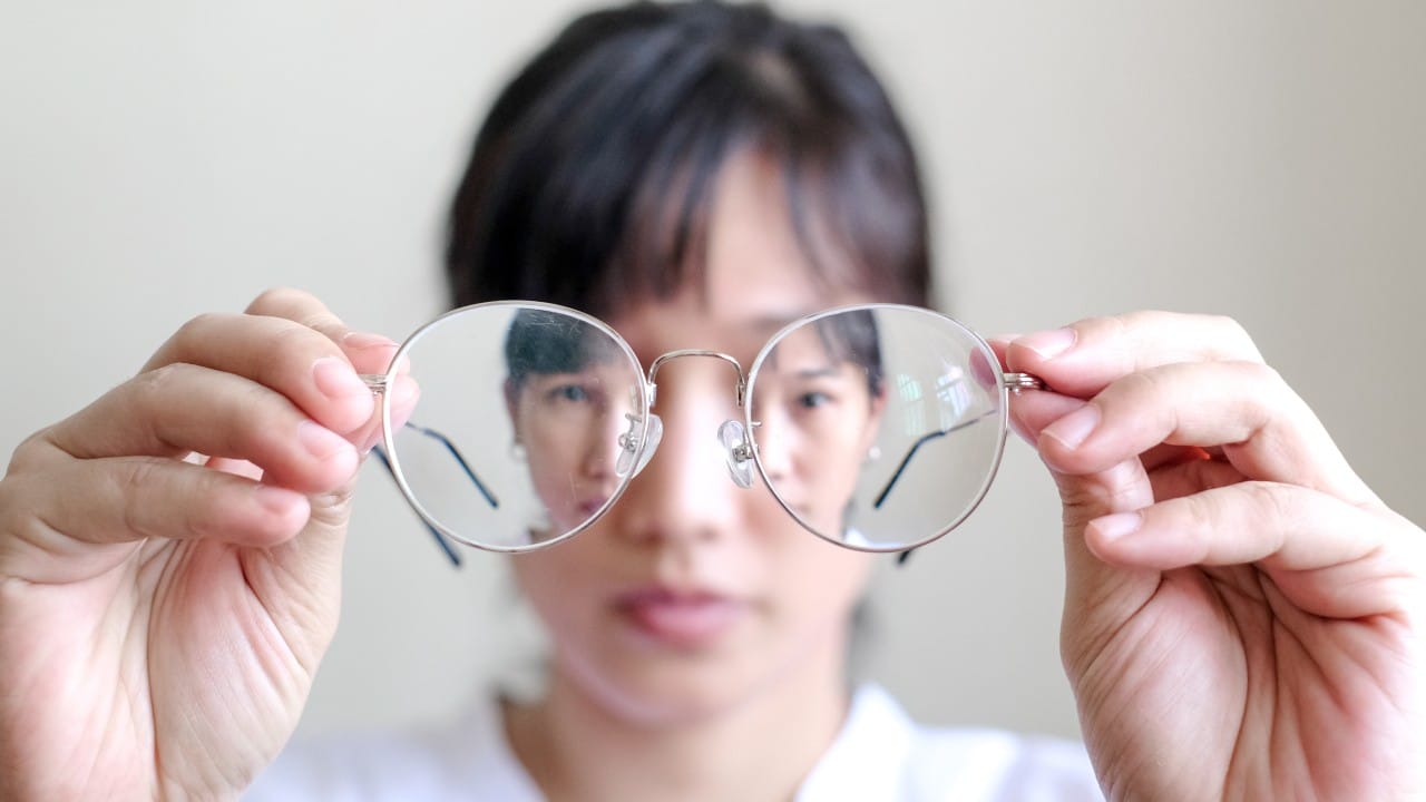 ¿Cuáles son los errores de refracción y cómo se corrigen?
