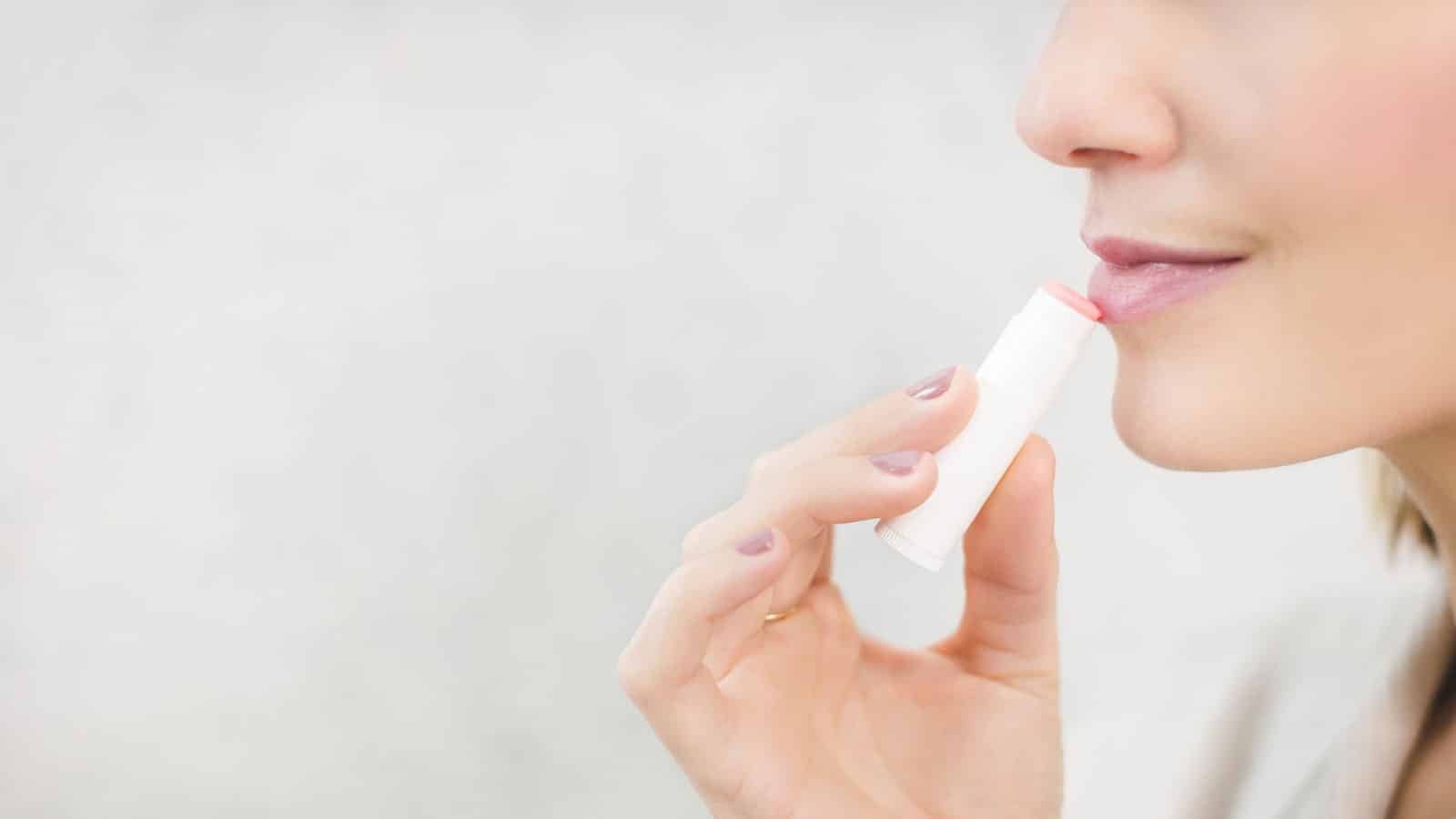 mujer-aplicando-suavizador-de-labios