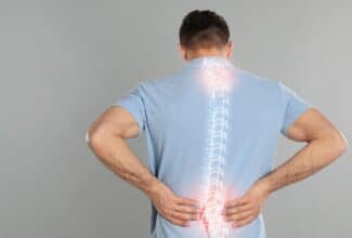 La osteoporosis afecta a los hombres. ¡Aprende a prevenirla!
