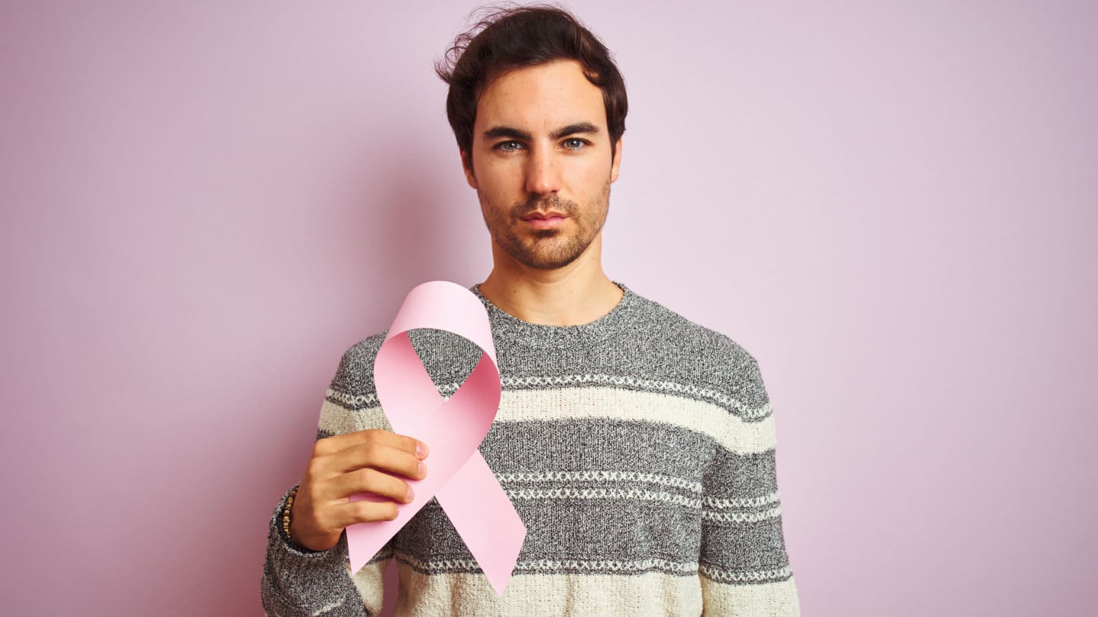 hombre con lazo rosa