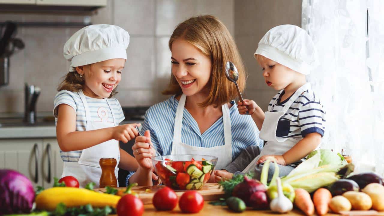Para que tus niños coman mejor, involúcralos en la cocina