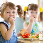 niñas-comiendo