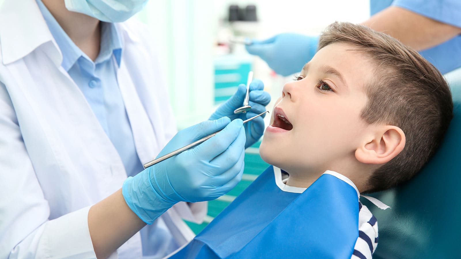 niño-atendido-por-el-dentista