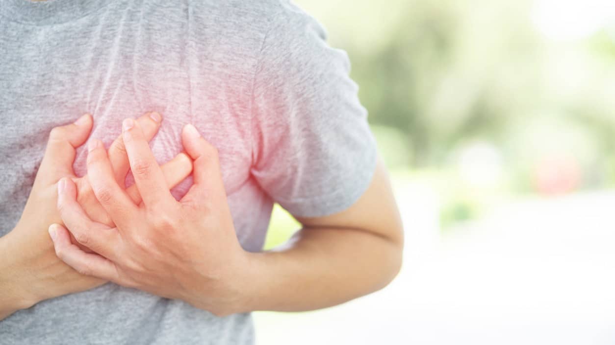 Creo que alguien tiene un infarto al corazón… ¿qué puedo hacer?