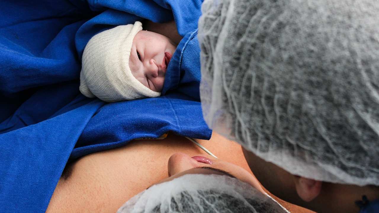 ¿Tiene efectos a largo plazo inducir el parto?