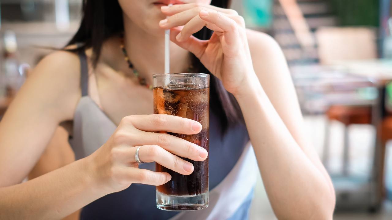 ¿Tomas refrescos o gaseosas con azúcar? Quizá debas leer esto