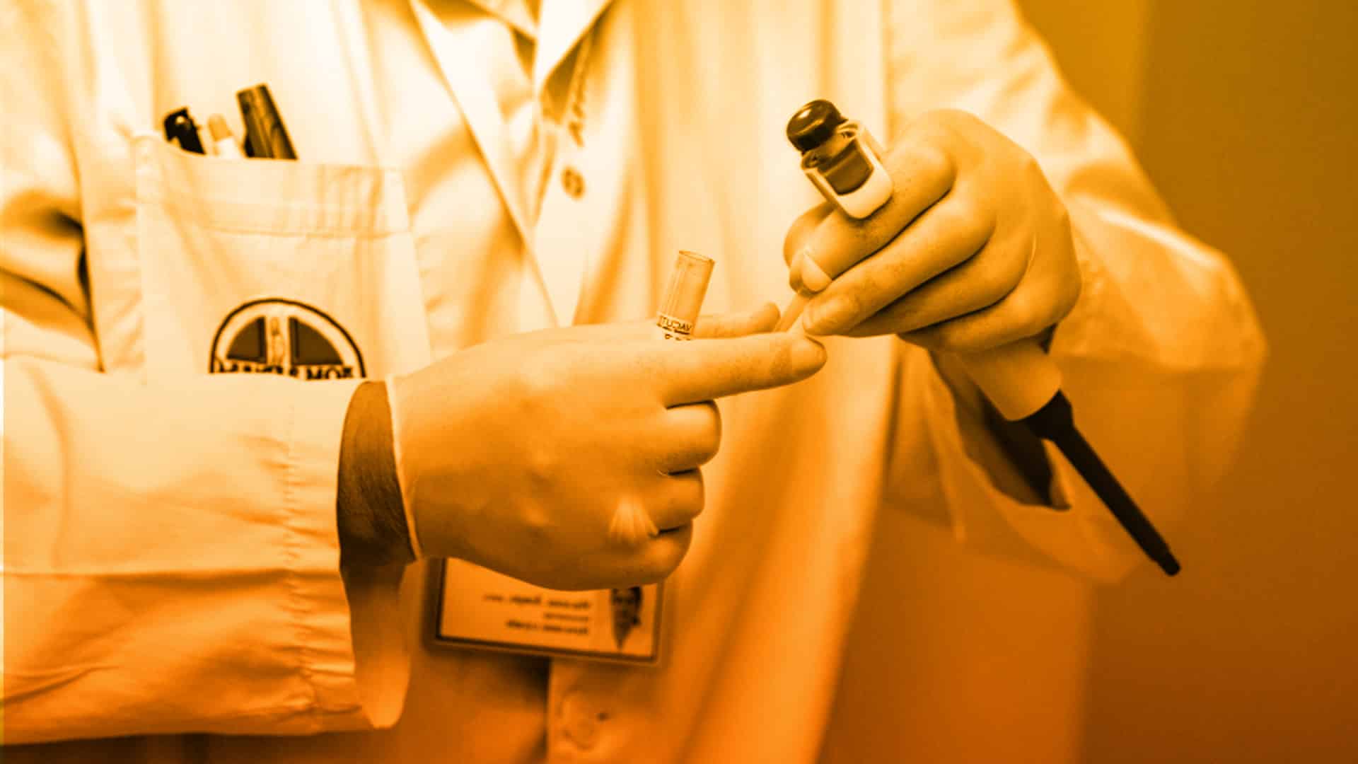 Pluma de inyección que imita la sensación y la fuerza de las inyecciones sin una aguja real