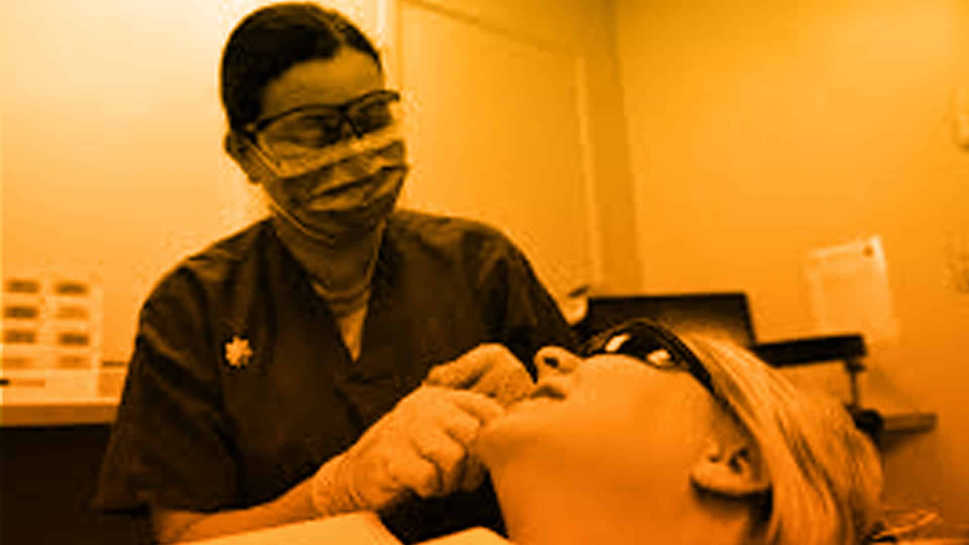 Dentista innova en su consulta con novedoso láser de CO2 para realizar empastes