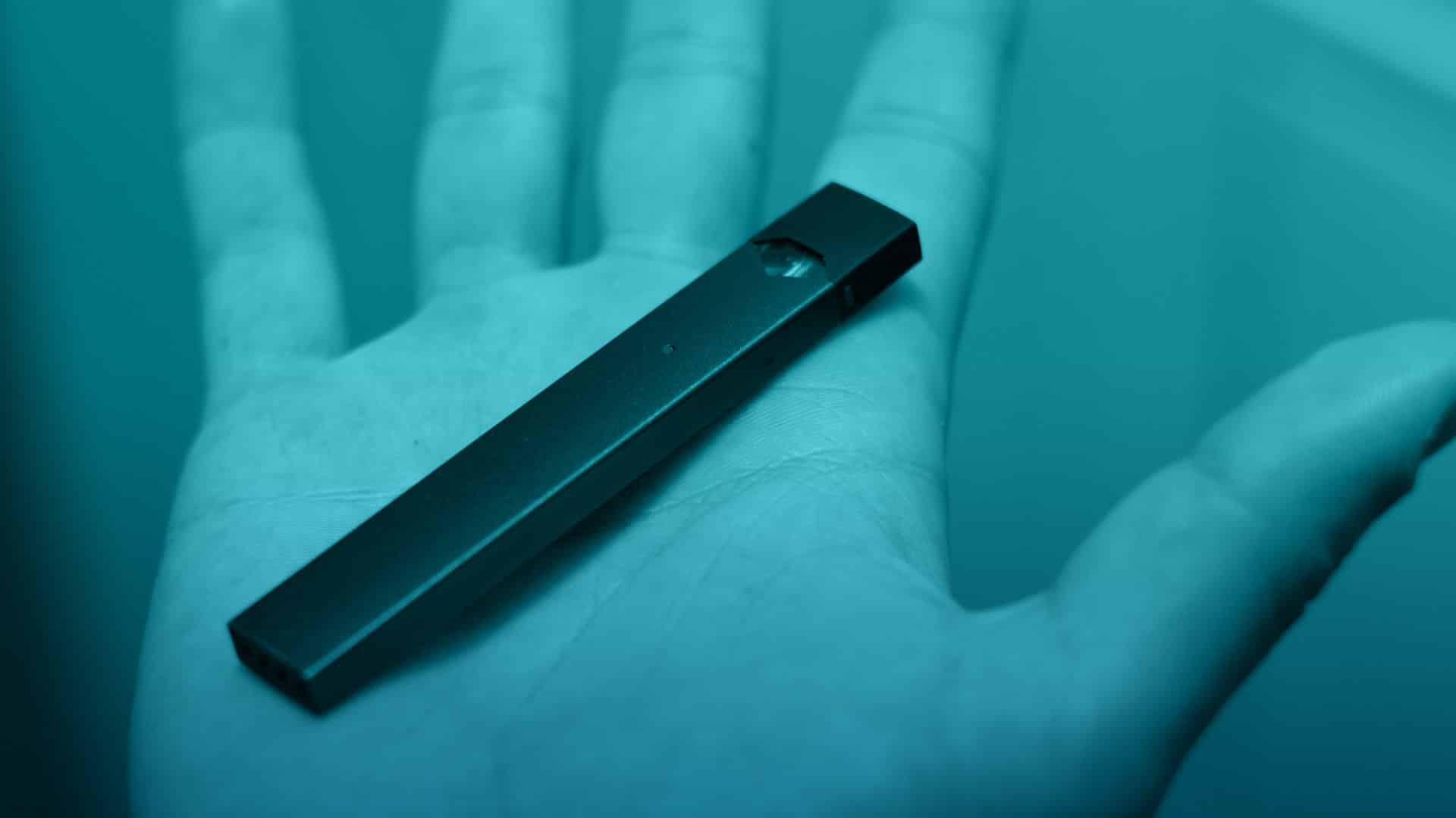 Cigarrillo electrónico Juul con su gran dosis de nicotina hace a los consumidores muy adictos