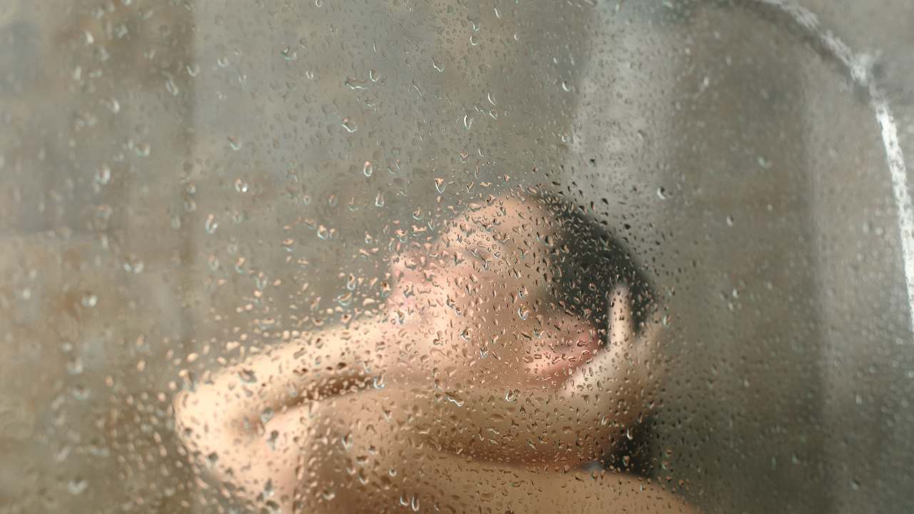 ¿Es malo bañarnos con agua muy caliente?