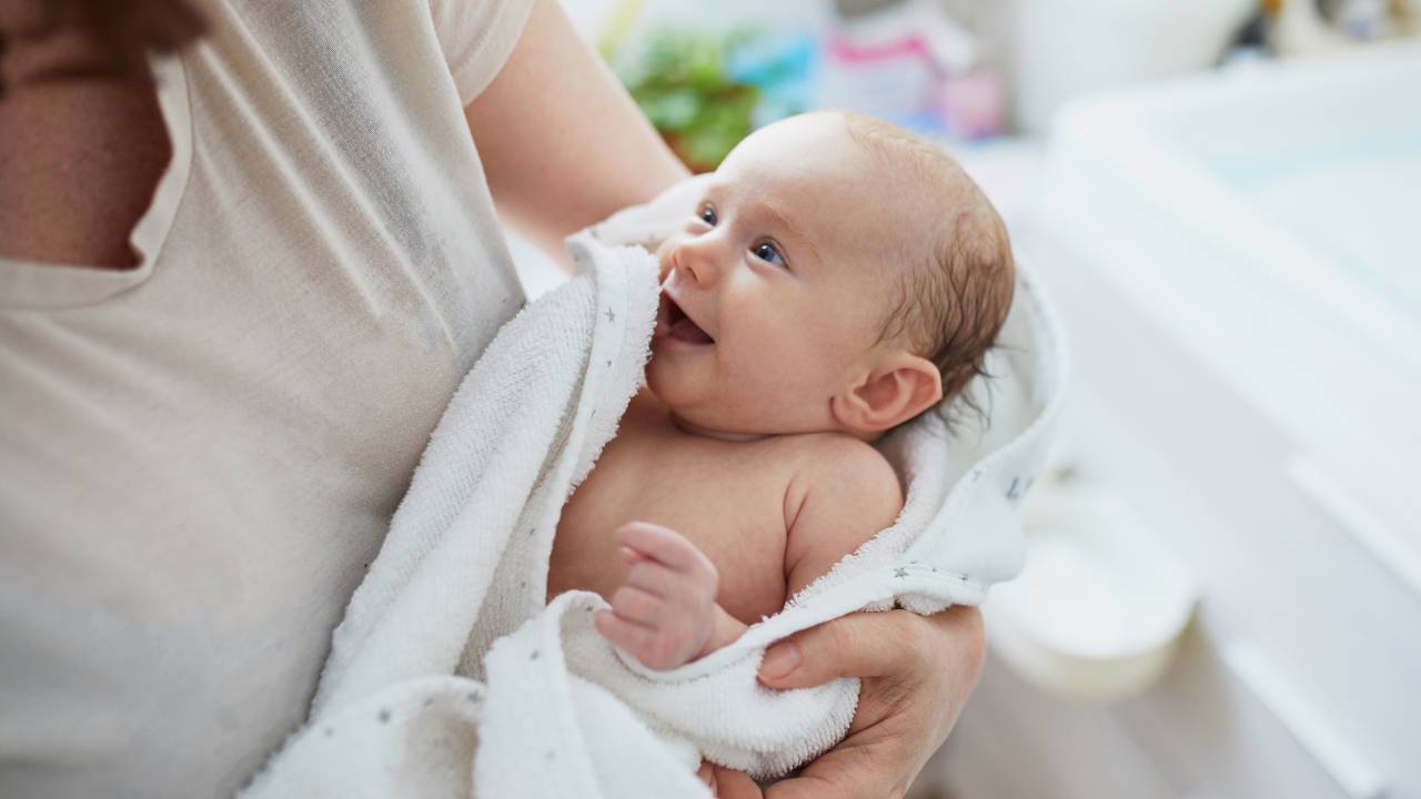 Bañar a mi bebé, ¿antes o después de comer?