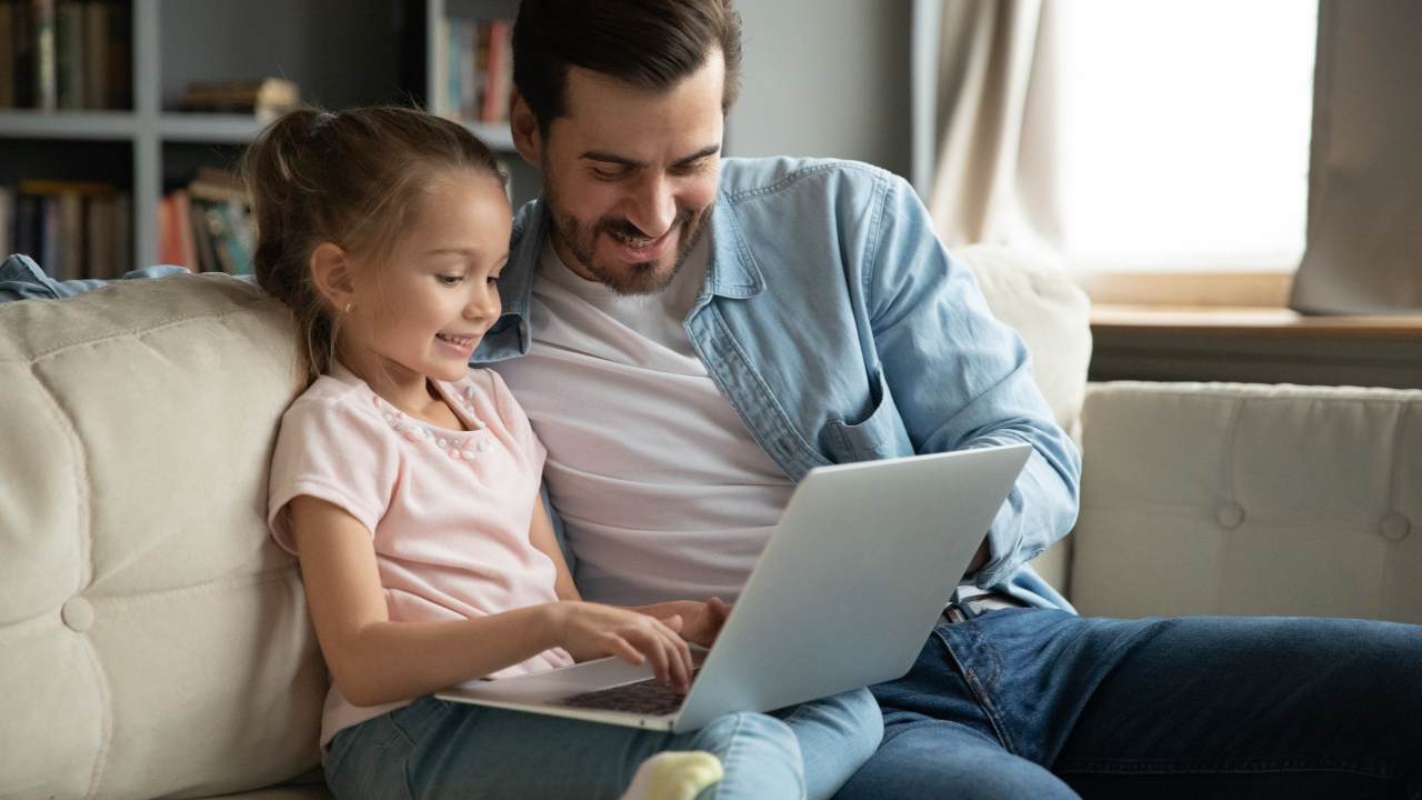 Riesgos y beneficios de las pantallas en niños y jóvenes
