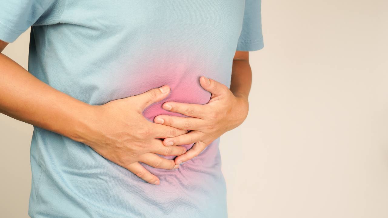 ¿Por qué me duele la barriga? Causas y remedios caseros