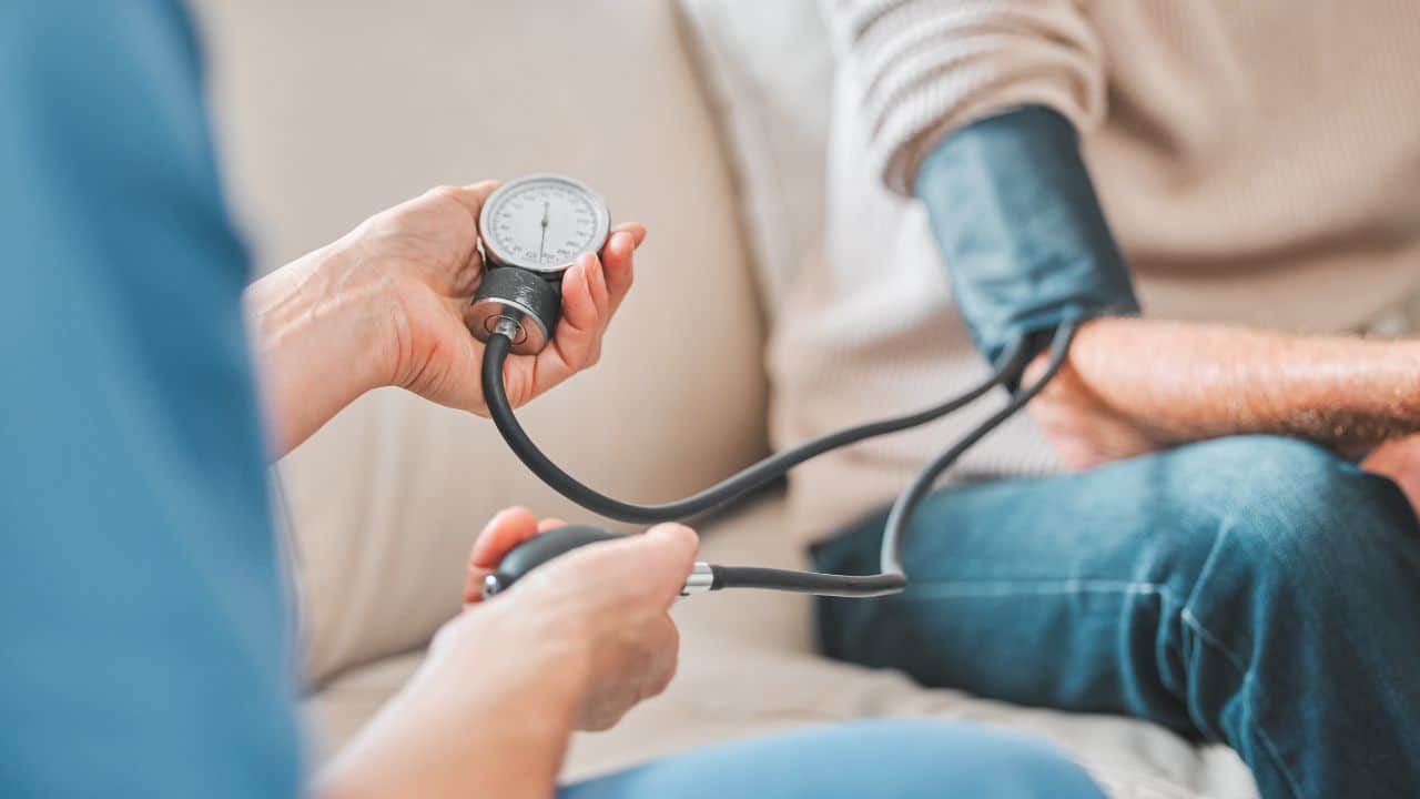 Pacientes reciben tratamiento de denervación renal para controlar la hipertensión resistente