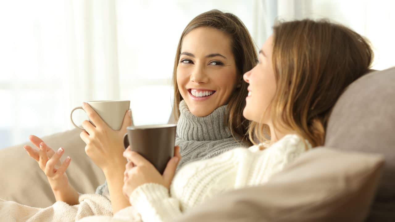 personas construyendo relaciones de amistad saludables