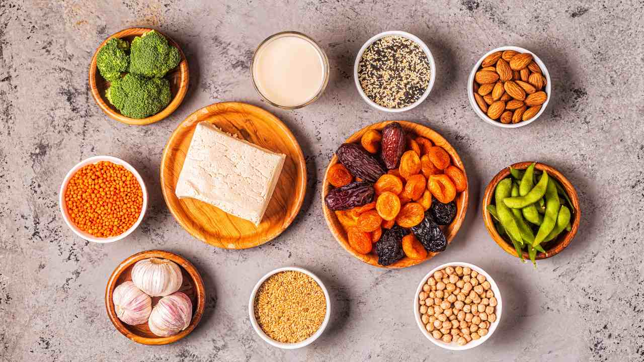 Mujer disfrutando de una dieta saludable en la menopausia