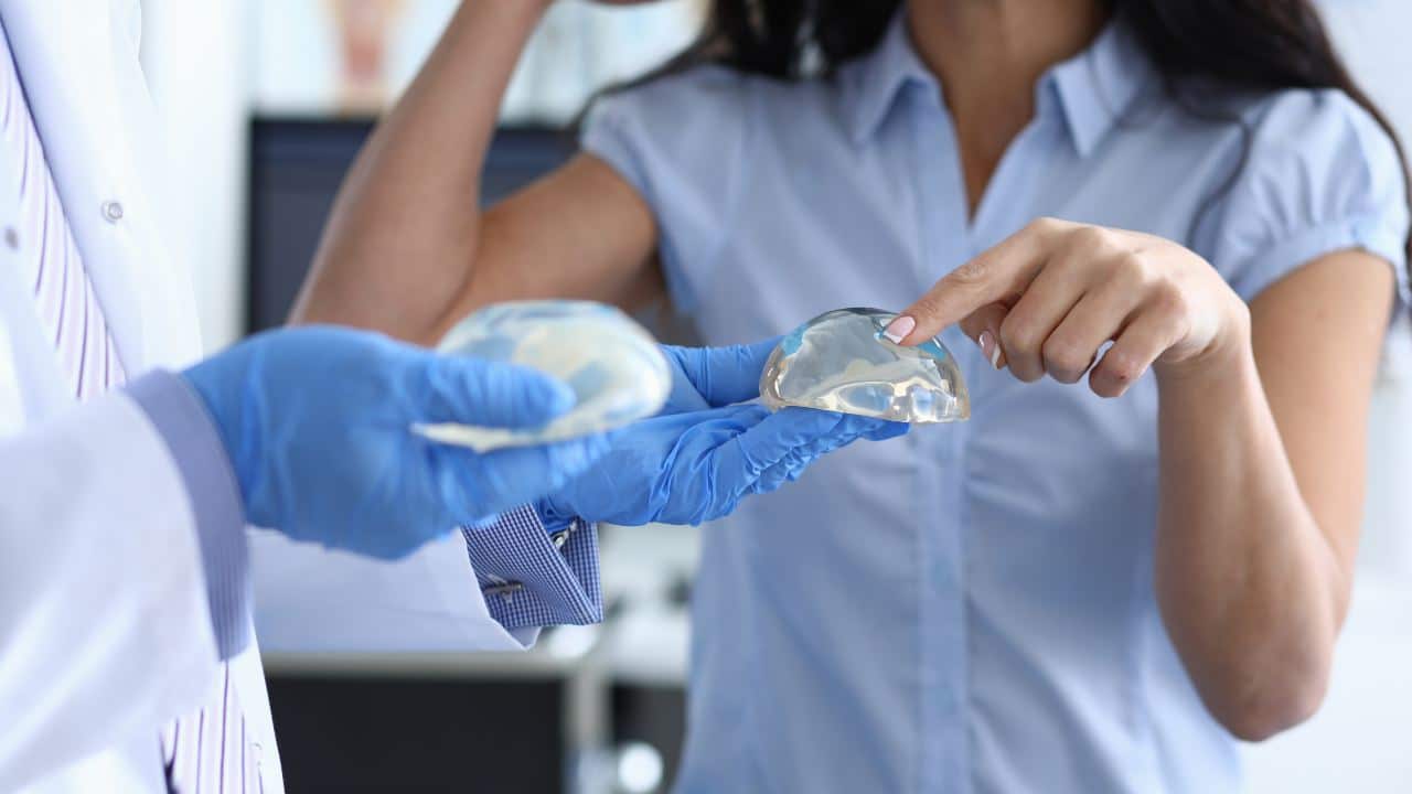 explantación mamaria y retiro de implantes de senos
