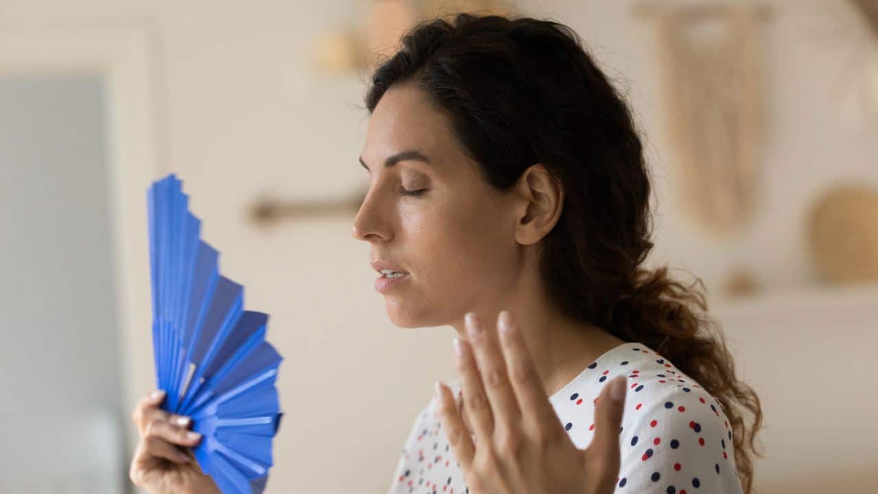 Mujer reflexionando sobre menopausia y salud cerebral