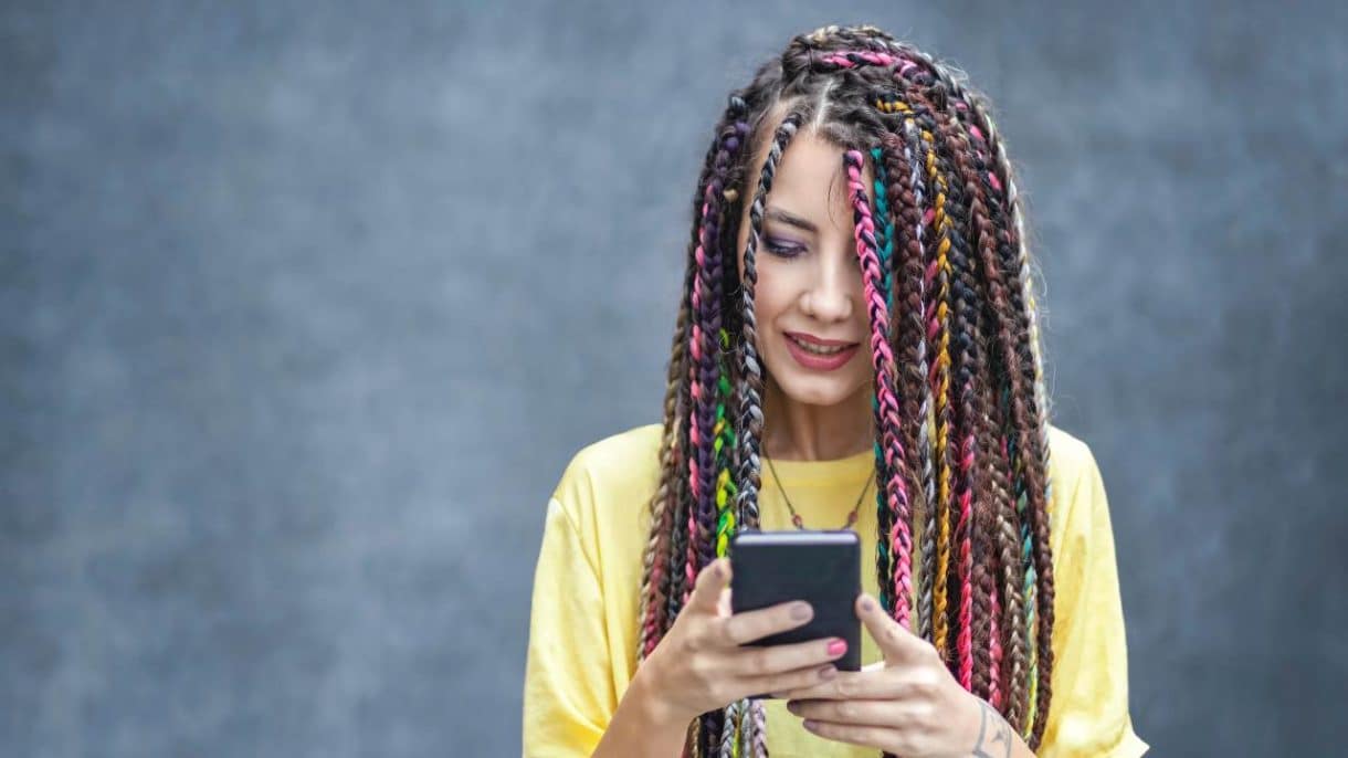 Jóvenes viendo videos sobre TikTok y el TDAH