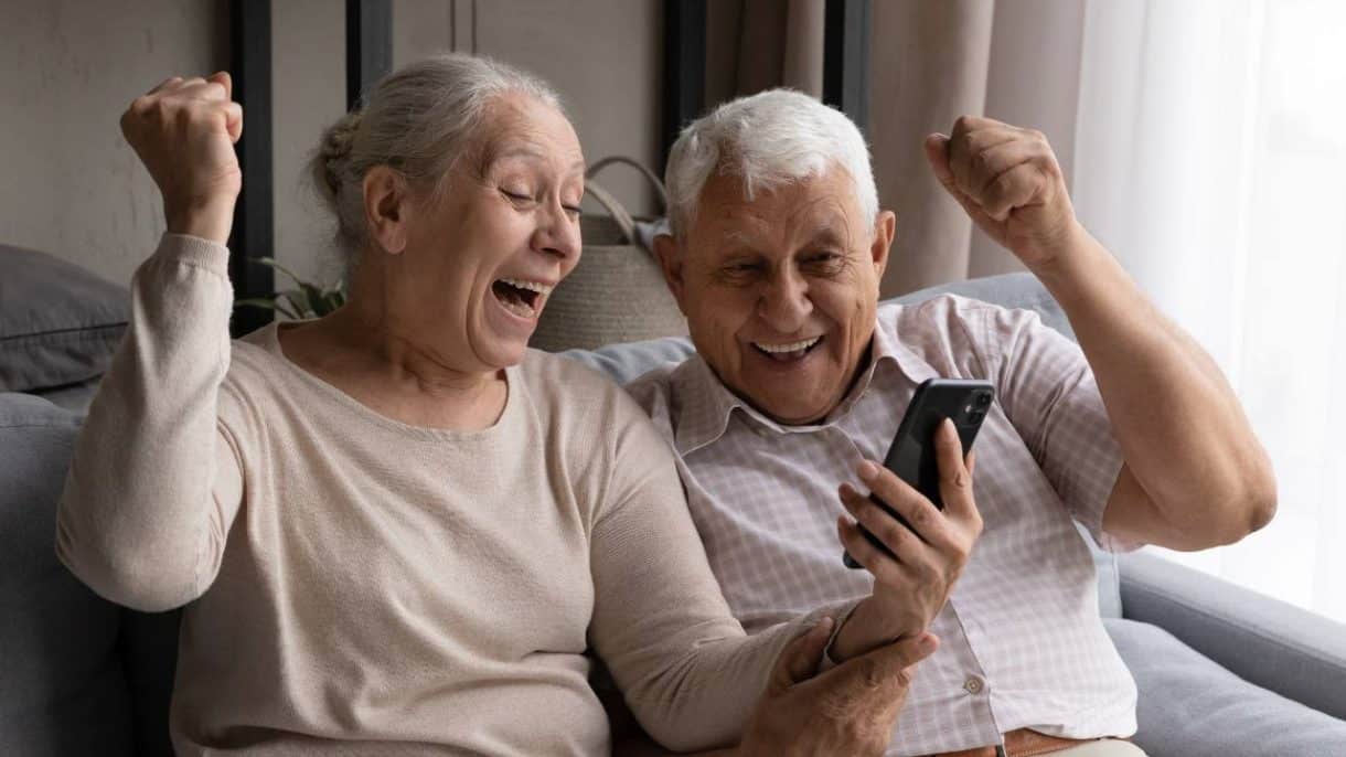 Adulto mayor usando tecnología con salud cerebral activa