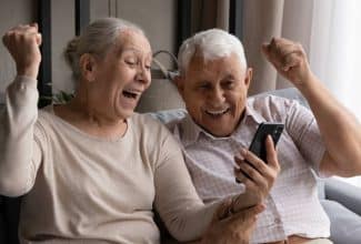Adulto mayor usando tecnología con salud cerebral activa