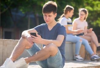 Estudio sobre el uso de redes sociales en adolescentes con problemas de salud mental.