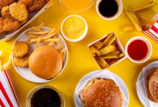 ¿Comer alimentos ultraprocesados acelera el párkinson temprano?