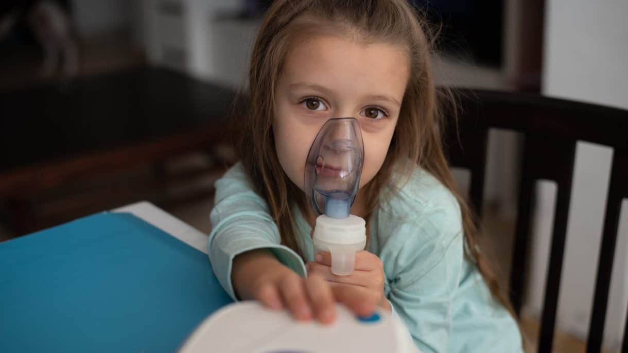 Ozono en el aire y su impacto en la salud respiratoria infantil.