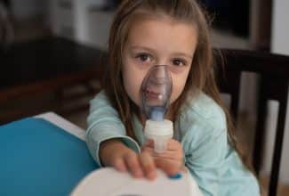 Ozono en el aire y su impacto en la salud respiratoria infantil.