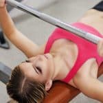 Mujer con maquillaje al entrenar en el gimnasio