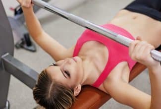 Mujer con maquillaje al entrenar en el gimnasio