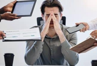Persona rodeada de pantallas, atrapada por la trampa del multitasking