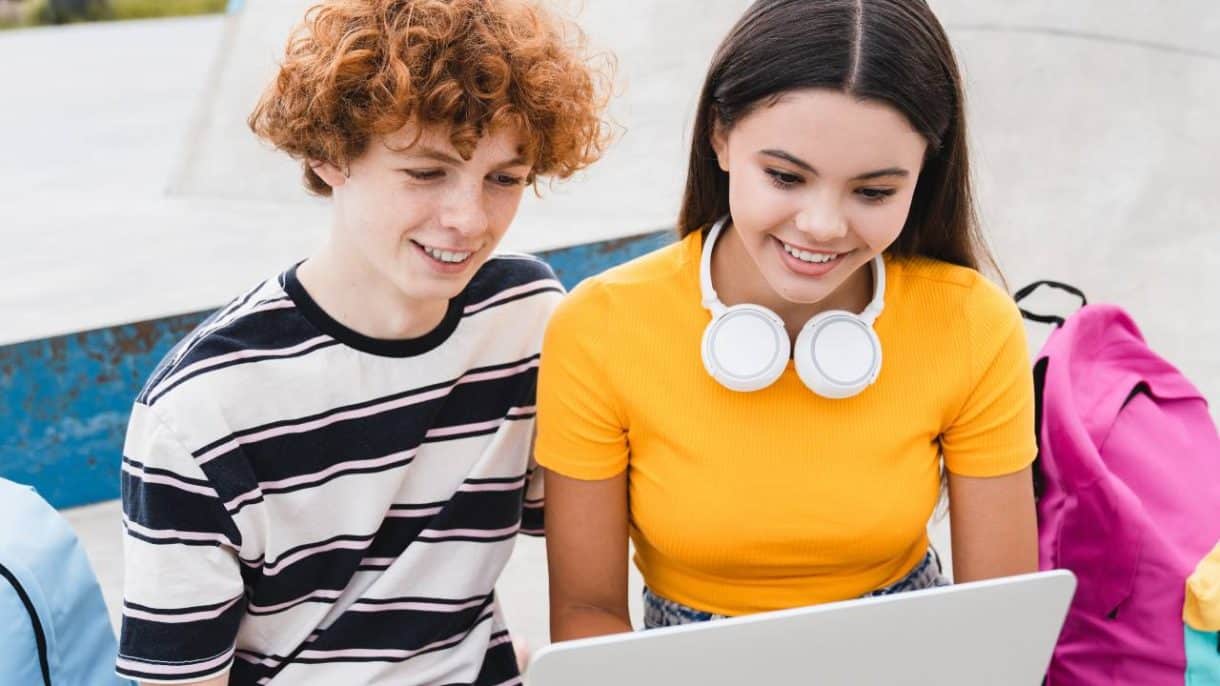 adolescentes mostrando la diferencia de madurez entre hombres y mujeres