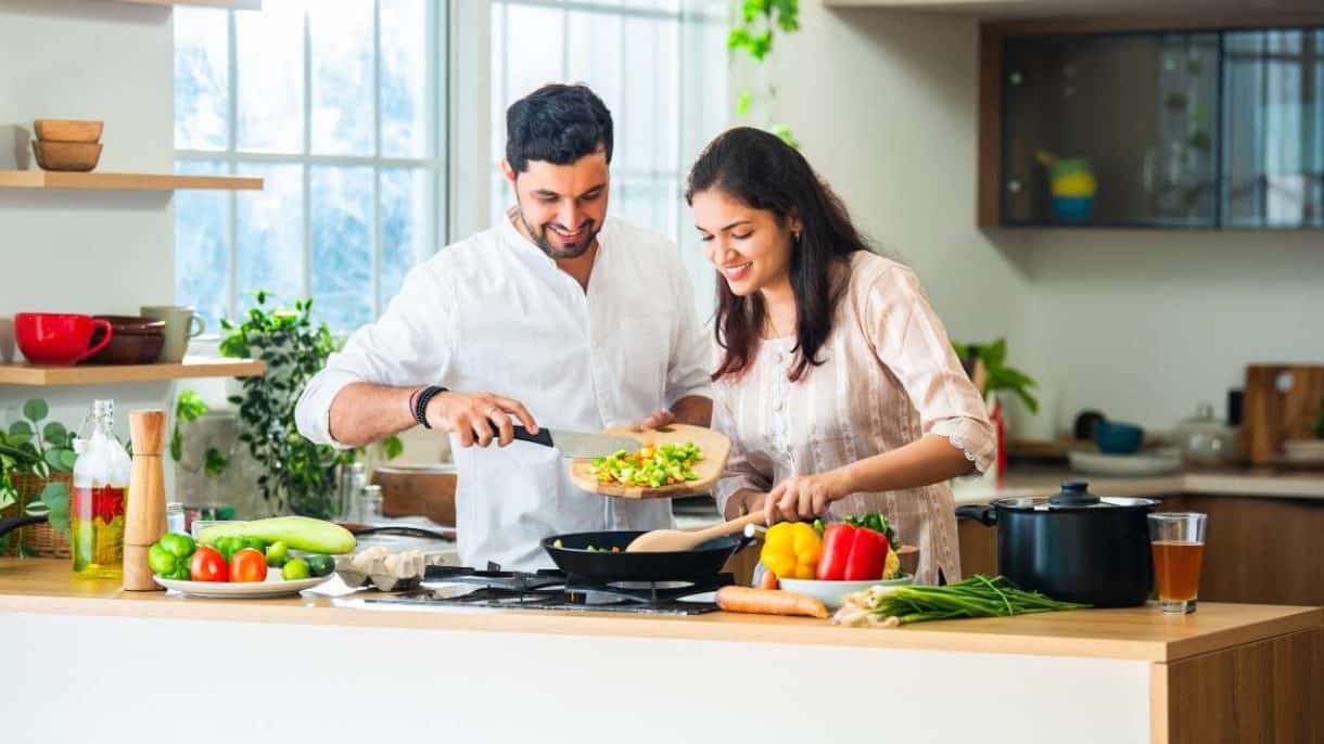 pareja realizando actividades en pareja para fortalecer su relación