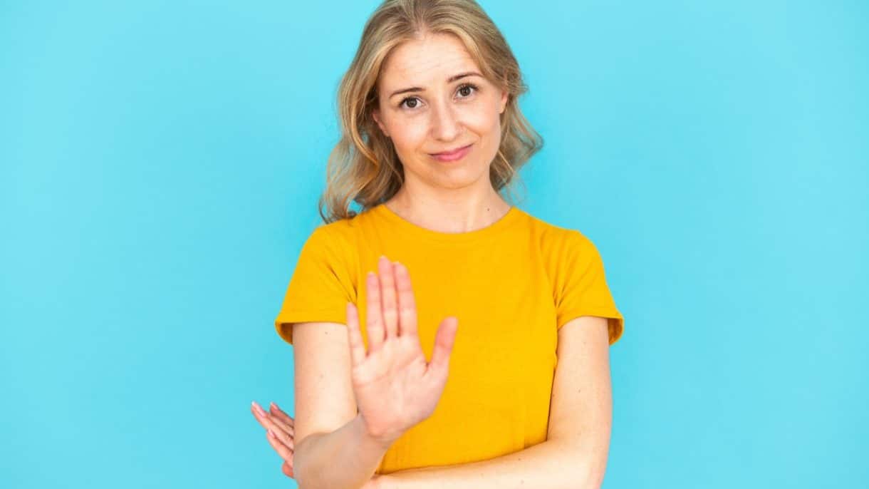 Persona aprendiendo a decir que no con confianza y calma
