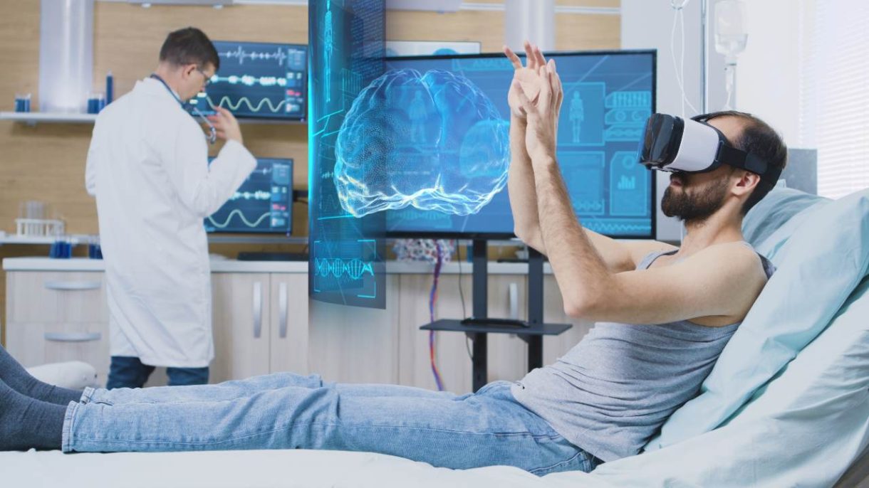 Paciente con casco de realidad virtual en sesión de rehabilitación tras un ictus