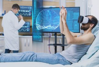 Paciente con casco de realidad virtual en sesión de rehabilitación tras un ictus