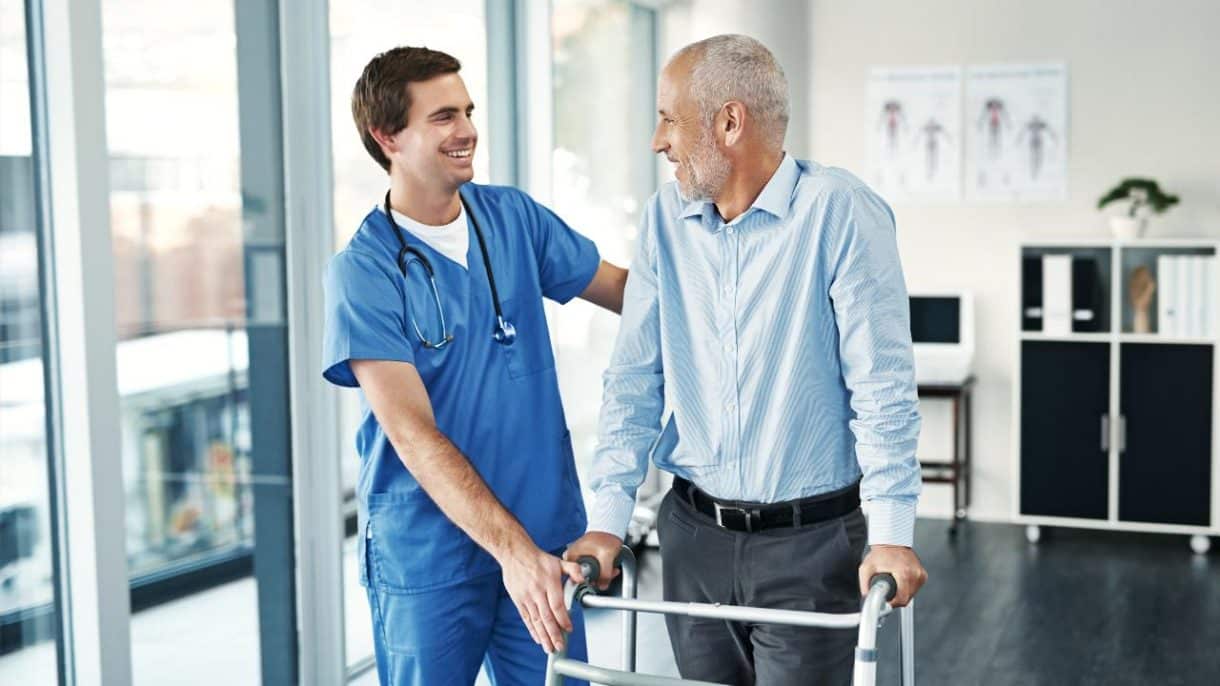 Auxiliar de enfermería cuidando a paciente en hospital