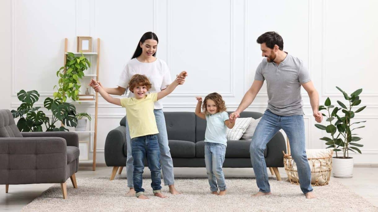 Familia disfrutando espacios saludables en casa con plantas y luz natural