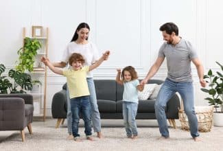 Familia disfrutando espacios saludables en casa con plantas y luz natural