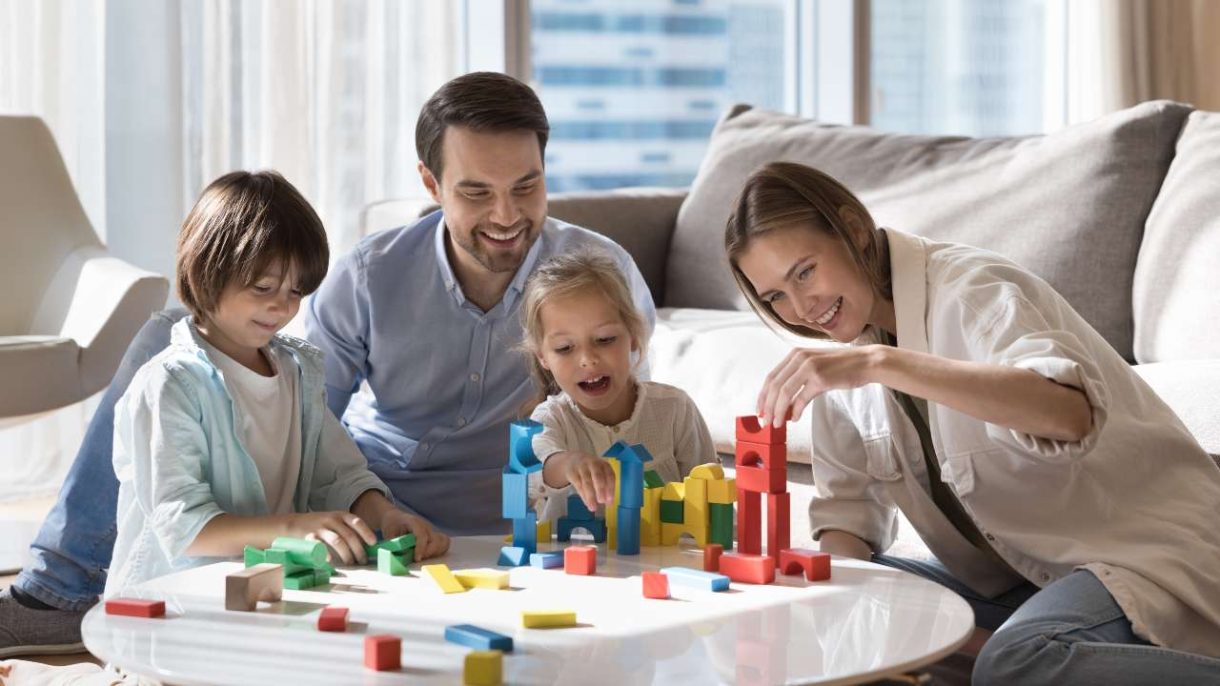 Familia disfrutando un digital detox juntos sin dispositivos