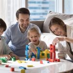 Familia disfrutando un digital detox juntos sin dispositivos